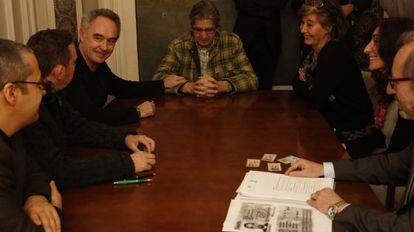 Ferran Adrià agarra la mano de su socio Juli Soler durante la constitución oficial de elBullifoundation.