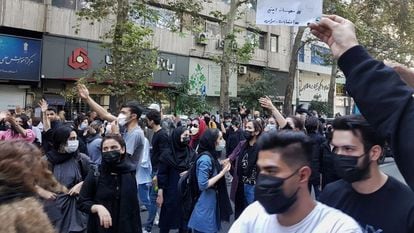 Un grupo de jóvenes corta una calle en Teherán el pasado día 1 en protesta por la muerte de Mahsa Amini, detenida por no llevar correctamente el hiyab.