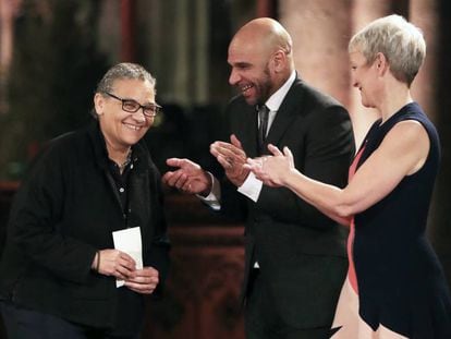 Lubaina Himid (i) recoge el premio.