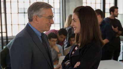 Robert de Niro y Anne Hathaway, en &#039;El becario&#039;.