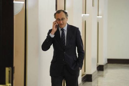 Alfonso Alonso, presidente del PP vasco, en un receso del Parlamento vasco la semana pasada.