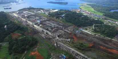 Vista aérea de las tareas de ampliación del Canal de Panamá, donde se construye el tercer juego de esclusas de casi dos kilómetros cada una, en los océanos Atlántico y Pacífico.