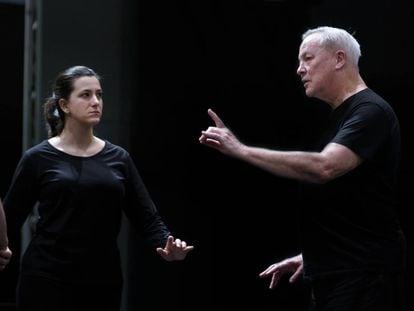 Bob Wilson, con la soprano Miren Urbieta-Veja; en un ensayo de 'Turandot'.