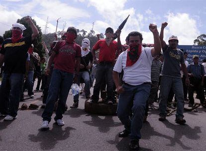 Partidarios de Manuel Zelaya bloquean una carretera durante una manifestación.