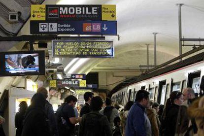 Viajeros en la estaci&oacute;n de metro de la plaza de Espanya.