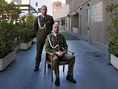 Los sargentos alumnos Sergio Martín y Víctor Calvo, sentado.