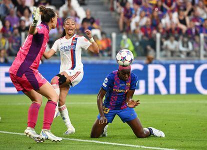 La jugadora del Barcelona Asisat Oshoala remata de cabeza en una jugada del partido.