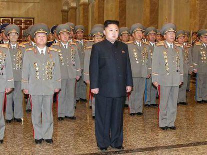 Kim Jong-un visita el mausoleo de su padre, este martes. 