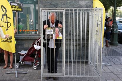 El director de Amnistía Internacional en Bélgica, Philippe Hensmans, posa en una celda frente a la embajada turca en Bruselas en protesta por la detención de su homóloga turca, Idil Eser, el pasado 10 de julio.
