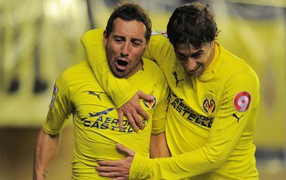 Santi Cazorla celebra su gol ante el Mallorca junto a Cani.