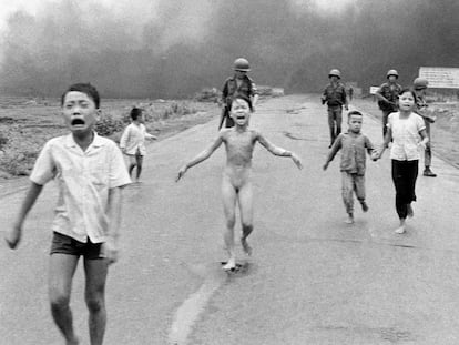 La niña Kim Phuc, en el centro, en la histórica imagen del bombardeo estadounidense con napalm que tomó Nick Ut el 8 de junio de 1972.