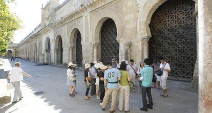 Turistas en el lateral del patio de la Mezquita de C&oacute;rdoba.