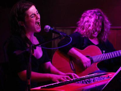 Apollonia y Maria Cinta, durante una actuaci&oacute;n en el festival de m&uacute;sica BarnaSants.