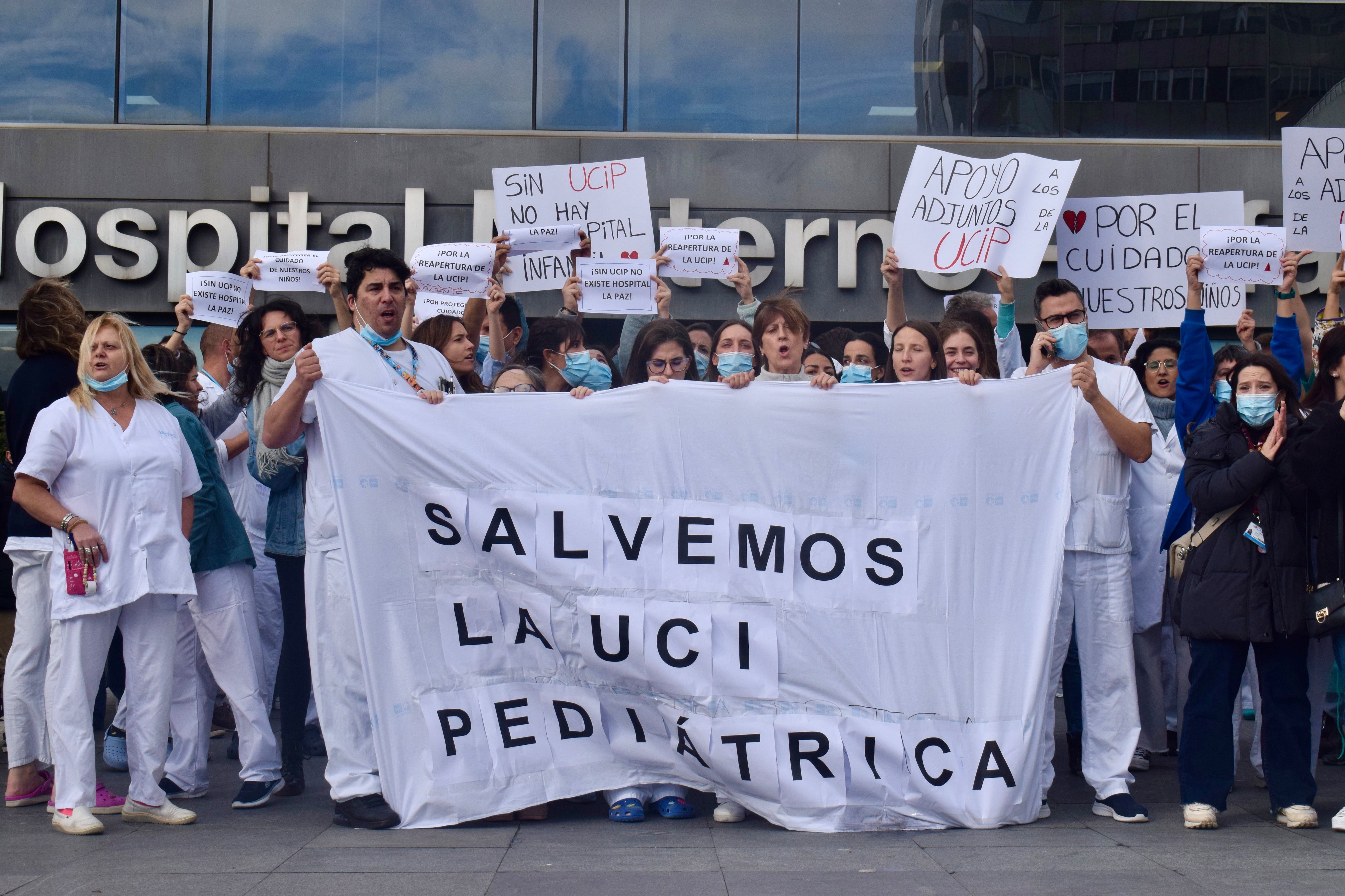 Médicos, enfermeros, técnicos y residentes protestan este miércoles frente al Hospital La Paz por el regreso del jefe de la UCI pediátrica, acusado de acoso laboral.