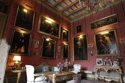 Un salón repleto de obras de arte en el palacio de Liria