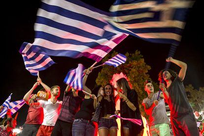 Los griegos han enviado un "no" rotundo a Europa al rechazar con una amplia mayoría la propuesta presentada por los acreedores y sobre la que se expresaron en el referéndum celebrado hoy en Grecia. En la imagen, jóvenes partidarios del 'no' celebran el triunfo en Atenas.