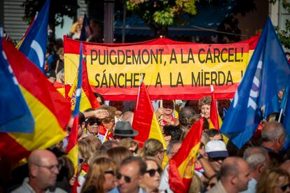 Simpatizantes del PP, una hora antes del arranque del mitin contra una hipotética amnistía a los encausados por el 'procés'. 