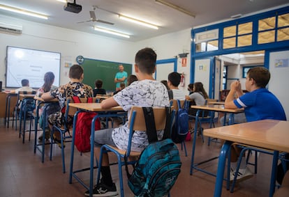 Alumnos del CEIP Escritor Alfonso Grosso, en Sevilla, el lunes.