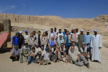 El equipo de la excavación de la tumba del visir Amen-Hotep Huy.