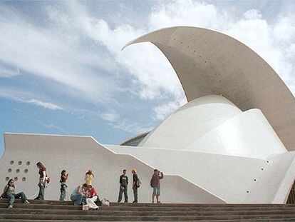 El Auditorio de Tenerife, de Santiago Calatrava, alberga bajo su ala gigantesca dos salas, de 1.716 y 400 butacas. El edificio es sede de la Orquesta Sinfónica de Tererife.