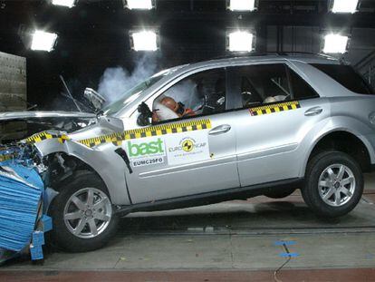 En la prueba de colisión frontal, el coche impacta a 64 km/h, contra una barrera semideformable.