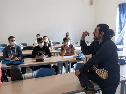 El comparsista y escritor Miguel Ángel García imparte clases en el taller de la Universidad de Cádiz 'Cómo crear una comparsa'.