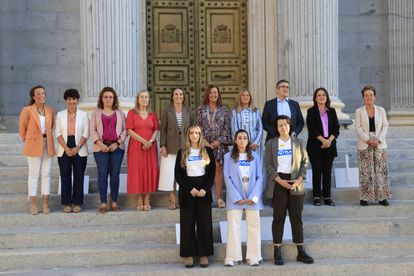 La presidenta del Congreso de los Diputados, Francina Armengol, en el centro; la directora general de Plan International, Concha López, a la derecha y en la misma fila que los portavoces de los grupos parlamentarios, precedidos por las jóvenes del grupo Youth for Change, en la escalinata del Congreso.