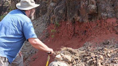 Paul Renne inspecciona uno de los surcos de lava en la región del Decán (India)