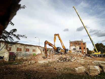 Derribo del Cuartel del Batallón de Zapadores de Campamento (Madrid) en los terrenos de la Operación Campamento.