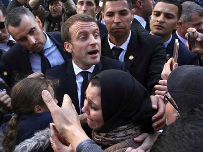 El presidente francés, Emmanuel Macron, habla con ciudadanos argelinos durante una visita a Argelia, en diciembre de 2017.