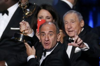 Armando Iannucci recoge el premio por su última temporada en 'Veep', ganadora de mejor comedia. "He sido dirigido por Mel Brooks", decía mientras Julia Louis-Dreyfus le rodaba con su móvil. La comedia ha sido capaz de arrebatar el reinado a 'Modern Family'.