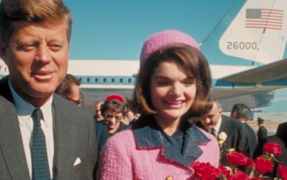 El presidente John F. Kennedy y su esposa, Jackie, aterrizan en Dallas (Texas) el 22 de noviembre de 1963.