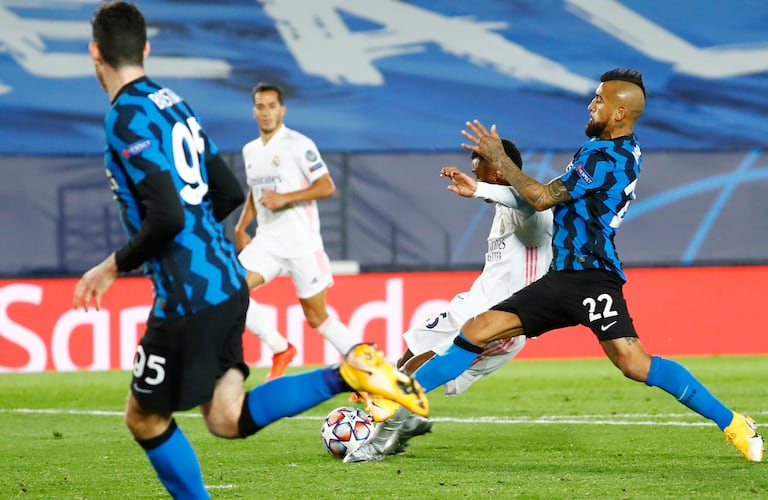Rodrygo dispara ante Vidal en Valdebebas.