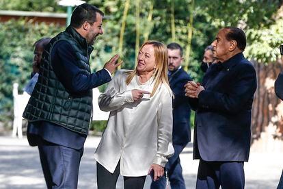 Silvio Berlusconi recibe en su villa de la Via Appia romana a Giorgia Meloni y Matteo Salvini.
