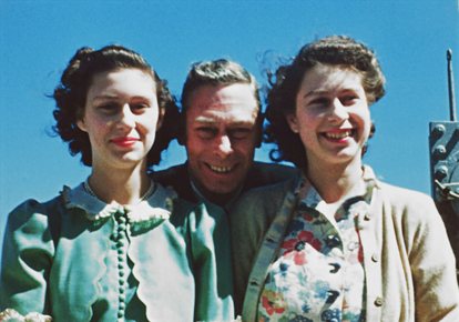 El rey Jorge VI junto a sus hijas, las entonces princesas Margarita (izquierda) e Isabel, en 1947.