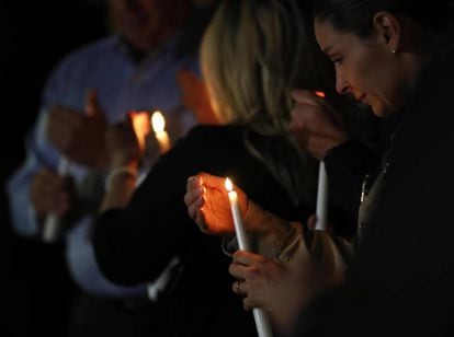 Varias personas encienden velas en memoria de las v&iacute;ctimas de la masacre de Las Vegas. 