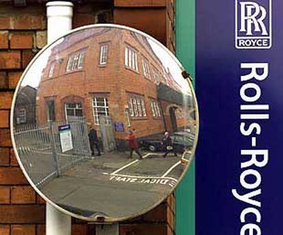 La entrada de la sede de Rolls-Royce, situada en Derby, reflejada en un espejo gigante.