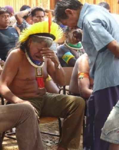 El jefe Raoni llora en el funeral de su amigo y mentor, el histórico defensor de los derechos de los indígenas Orlando Villas-Bôas, en 2002.
