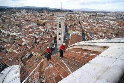 Dos alpinistas comprueban el estado de la Catedral de Santa María del Fiore, en Florencia (Italia).