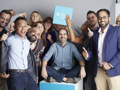 Juanjo Rodríguez, CEO y cofundador de The Hotels Network, sentado en el centro, junto a parte del equipo de la startup española.