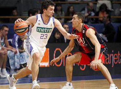 El base del Real Madrid Sergio Llull ante Pablo Prigioni