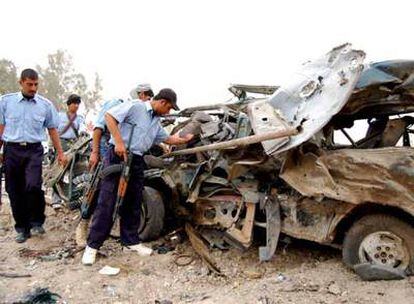 Policías iraquíes inspeccionan el lugar de la explosión de un camión bomba que tuvo lugar el viernes en la localidad de Ramadi.