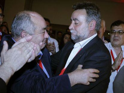 Pastrana felicita a su sucesor, Francisco Fernández, tras ser elegido.