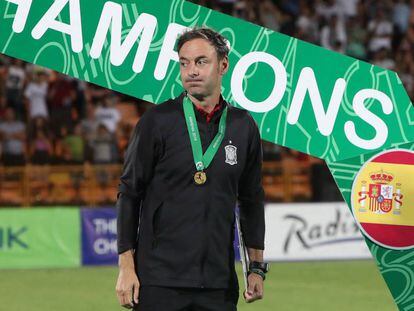 Santi Denia, con la medalla de oro después de ganar el Europeo sub-19, en Armenia. 