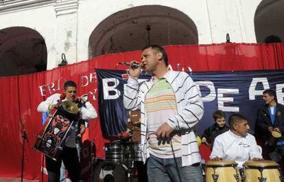 Rubén Pintos, a la izquierda de la imagen tocando el bombo, en un evento de la agrupación kirchnerista Vatayón Militante.