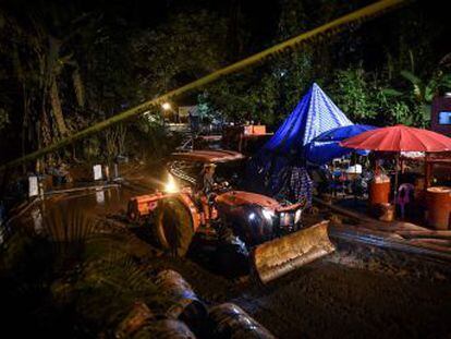 Un pasadizo en forma de U, en cuyo fondo se acumula agua, barro y los escombros arrastrados por la corriente, es el principal escollo en la evacuación