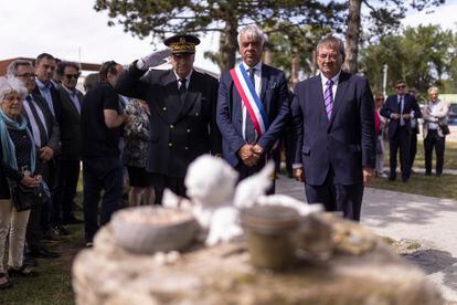 Fernando Martinez (derecha), con autoridades francesas durante la ofrenda floral en el cementerio de los españoles de Argeles-sur Mer.  