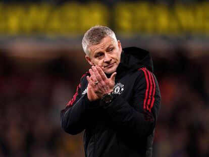 Ole Gunnar Solskjaer aplaude a la afición tras el partido del Manchester United contra el Watford.