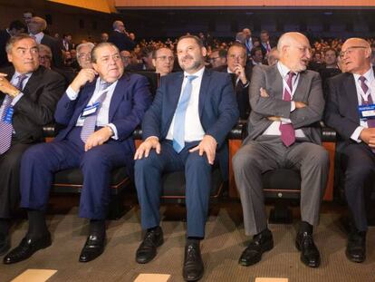 El ministro de Fomento, José Luis Ábalos (segundo por la izquierda), con políticos y empresarios durante el acto de impulso al Corredor Mediterráneo en Barcelona.