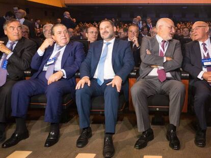 El ministro de Fomento, José Luis Ábalos (segundo por la izquierda), con políticos y empresarios durante el acto de impulso al Corredor Mediterráneo en Barcelona. 